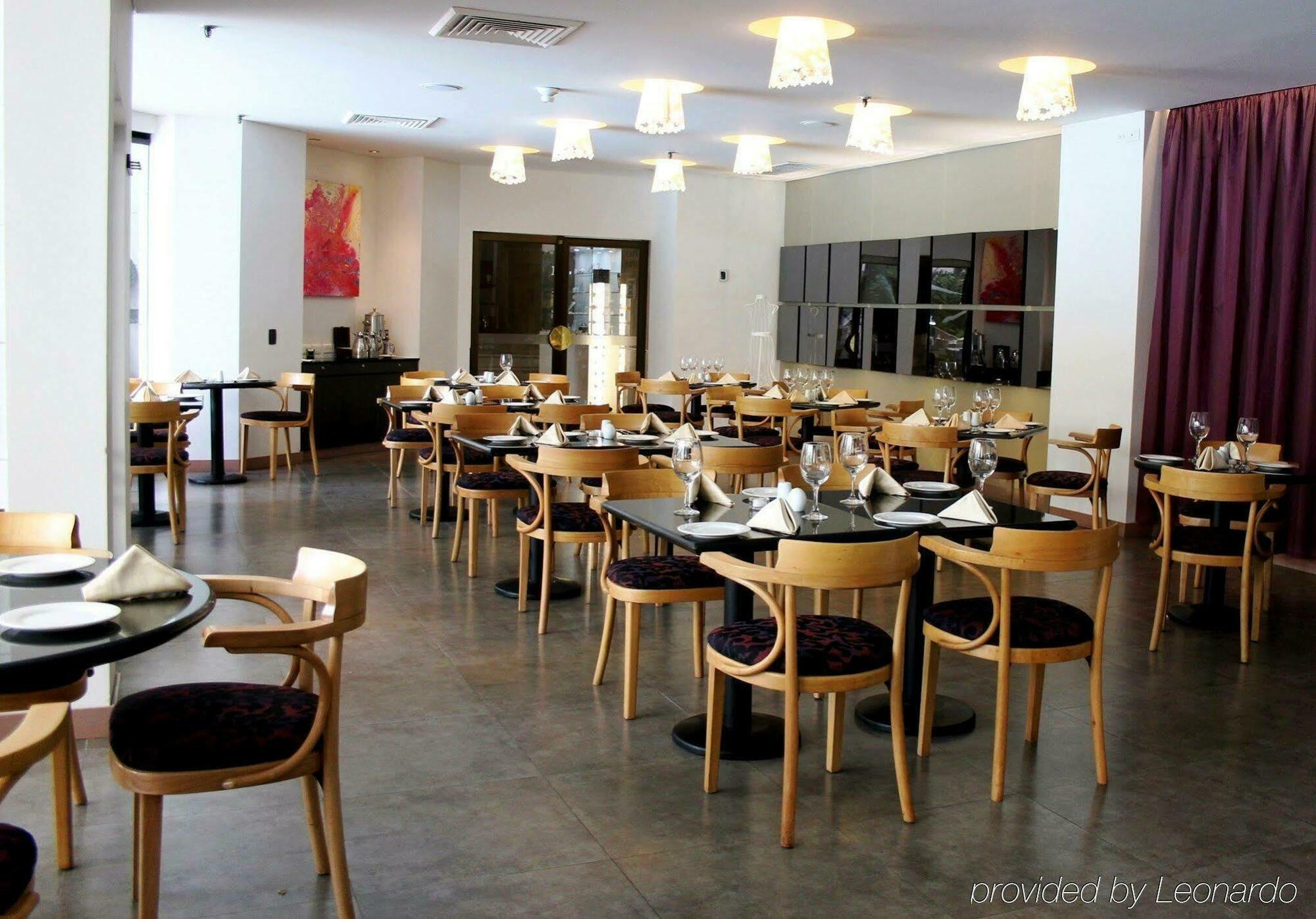 Nh Cali Royal Hotell Restaurant bilde
